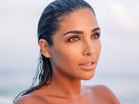 «Прекрасный ракурс»: Санта Димопулос показала сочные ягодицы на пляже