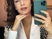 «Бомба-ракета»: жена Остапчука засветила аппетитные формы в обтягивающем костюме