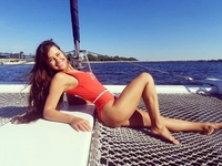 "Пятьдесят оттенков тени": Жена Дзидзьо засветила ягодицы в купальнике