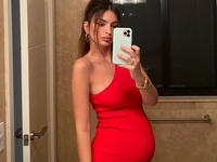 Беременная Эмили Ратажковски ответила на слухи о том, что она увеличила губы