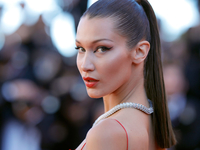 Белла Хадид снялась топлес в фотосессии для известного глянца