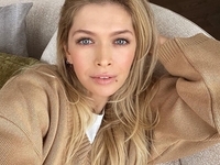 «Кто это такой красивый?»: Вера Брежнева без макияжа восхитила своим внешним видом