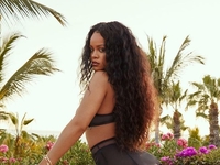 Рианна в откровенном белье сняла провокационный ролик