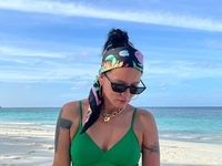 Бывшая жена Потапа засветила пышные формы в купальнике