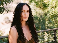 Старшая дочь Брюса Уиллиса и Деми Мур подразнила Сеть пикантными фото