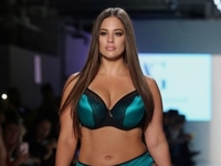 "Практиковала роль доярки": Эшли Грэм засветила пышный бюст на архивном фото