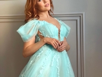 Неожиданное фото: Alyosha на отдыхе занялась уборкой пляжа