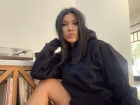 Кортни Кардашьян с Кендалл Дженнер сверкнули аппетитным формами в бикини