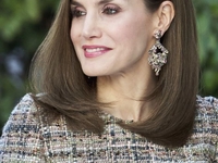 В платье с единственной пуговицей: королева Летиция восхитила роскошным образом