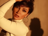 «Горячая девочка»: Оля Цибульская поразила образом сексуальной домохозяйки