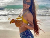 "Нереально красивая": Жена Дзидзьо показала пляжное видео в мокром бикини