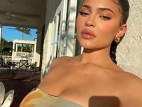 Кайли Дженнер умилила Сеть снимками своей дочери