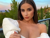 «Мисс Вселенная» Оливия Калпо похвасталась роскошным телом в мини-бикини