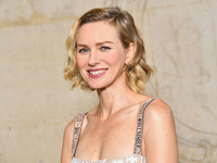 Голливудская звезда Наоми Уоттс в купальнике прыгнула в снежный сугроб