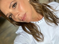 46-летняя Виктория Бекхэм засветила идеальную фигуру в мини-платье