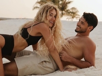 Даша Квиткова с мужем позировали обнаженными на фоне океана
