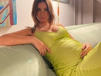 Беременная Эмили Ратаковски показала большой животик на голом фото