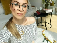 19-летняя внучка Ротару снялась в эффектном образе без белья