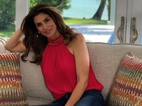 Идеальный кадр: 54-летняя Синди Кроуфорд показала фигуру в белье