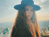 Пляжный кадр: Вокалистка KAZKA показала татуированный животик