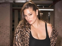 Эшли Грэм показала крупным планом, как кормит грудью годовалого сына