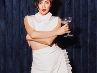 Лежа в кровати: Оля Цибульская поделилась постельным фото