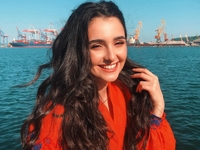 «Это ужасно»: Анна Тринчер увеличила себе губы и показала реакцию бабушки