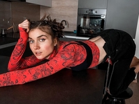 25-летняя Jerry Heil показала себя топлес