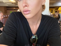 «Ух, горячая»: Оля Полякова засветила грудь в коротеньком платье