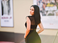 Ванесса Хадженс в откровенном купальнике позировала на морозе