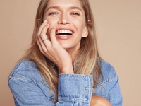 «Такая огненная»: Вера Брежнева в деловом костюме оголила плоский животик