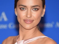 Объект желания: Ирина Шейк показала любимую маску для губ из золота