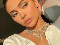 Кайли Дженнер нашла самые необычные и эффектные джинсы для весеннего сезона