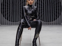 "Очередной скандал": Кароль без белья засняли на плечах у брутального мужчины