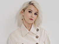 Победившая рак Мика Ньютон показала редкое фото с мужем-американцем