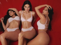 Ким Кардашьян и сестры Дженнер померялись фигурами в купальниках