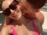 Жена Остапчука похвасталась аппетитными формами в купальнике