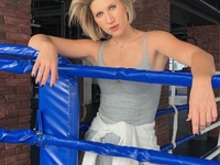 Анита Луценко похвасталась своей стройной фигурой в обтягивающем наряде