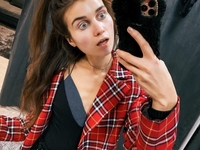 Jerry Heil сверкнула грудью в домашнем бюстгальтере