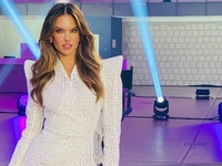 Супермодель Алессандра Амбросио похвасталась идеальным телом в бикини