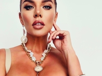 Анна Седокова засветила аппетитные формы в красном платье на снегу