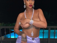 Полуголая возле бассейна: Рианна взорвала Сеть роскошным телом в купальнике