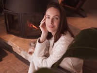 «Это был кайф»: жена Остапчука позировала в одном халате на фоне океана