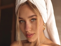 Беременную Дашу Квиткову раскритиковали за откровенное фото