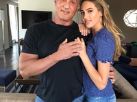 24-летняя дочь Сталлоне показала, как загорает в бикини