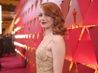 Скоро в роддом: Эмму Стоун сняли на улице с большим беременным животиком