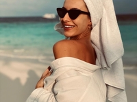 «Какой огонек»: жена Остапчука засветила стройные ножки на пляже