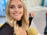 «Сексуальная фигура»: Ирина Федишин позировала на песке в бикини