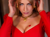 Леся Никитюк показалась в откровенном комбинезоне с вырезами на бедрах