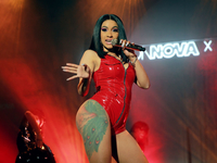 Эпатажная Карди Би снялась обнаженной для известного глянца